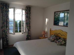 a bedroom with a bed and two windows at Les Maisons de Pont Royal en Provence - maeva Home - Maison 3 pièces 6 personnes - Sélection MAE-2277 in Mallemort +31 photos