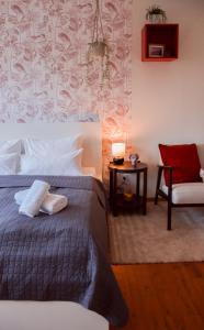een slaapkamer met een bed, een stoel en een tafel bij KOCHWERK Restaurant & Pension in Zingst