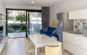 eine Küche und ein Wohnzimmer mit Tisch und Stühlen in der Unterkunft 2 Bedroom Cozy Home In Marina Di Ragusa in Marina di Ragusa