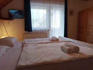 1 cama con toallas y ventana en Home away from home, en Bohinj