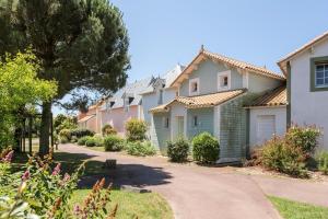 una fila de casas en un barrio residencial en Résidence Port Bourgenay - maeva Home - Studio 5 Personnes Sélection 15, en Talmont