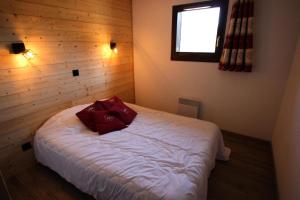 Ein Bett oder Betten in einem Zimmer der Unterkunft Résidence Les Balcons De La Vanoise - 3 Pièces pour 6 Personnes 13