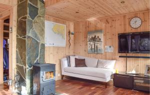 A seating area at 4 Bedroom Cozy Home In Farsund