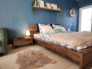 1 dormitorio con cama grande de madera y alfombra en Maison 5 chambres proche Basel Germany, en Saint-Louis