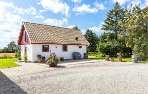 een klein wit huis met een rood dak bij Cozy Home In Lund With Kitchen in Lund