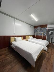 2 camas en una habitación con en Motel Ngọc Hiền, en Pleiku
