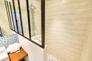 a bathroom with a shower and a sink at Résidence Les Balcons de Collioure - maeva Home - Appartement 2 Pièces 4 Personnes Prestige - Vue mer MAE-3596 in Collioure +12 photos