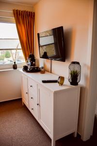 um quarto com um armário branco e uma janela em KOCHWERK Restaurant & Pension em Zingst