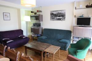 - un salon avec un canapé et une table dans l'établissement Résidence Paradiso - 3 Pièces pour 6 Personnes 24, à Saint-Gervais-les-Bains