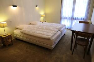 - une chambre avec un lit, une table et un bureau dans l'établissement Résidence Paradiso - 3 Pièces pour 6 Personnes 24, à Saint-Gervais-les-Bains