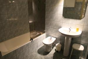 圣热尔韦莱班Résidence Paradiso - Paradiso B2 MAE-5224的带水槽、马桶和浴缸的浴室 更多11张照片