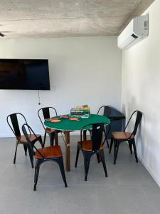 a room with a table and chairs and a tv at Apartamento a estrenar en MANSA INN!! in Punta del Este