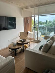 a living room with a couch and a table at Apartamento a estrenar en MANSA INN!! in Punta del Este