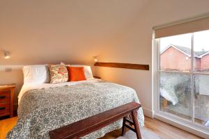 een slaapkamer met een bed en een groot raam bij Finest Retreats - Chilton Cottage in Hungerford