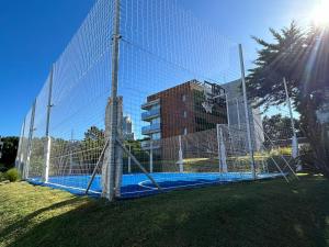 a volleyball net in front of a building at Apartamento a estrenar en MANSA INN!! in Punta del Este