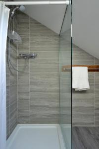 La salle de bains est pourvue d'une douche avec une porte en verre. dans l'établissement Finest Retreats - Chilton Cottage, à Hungerford