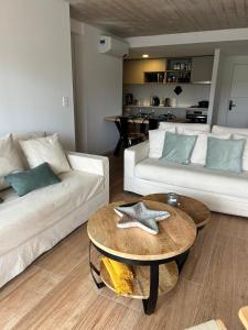 a living room with two white couches and a table at Apartamento a estrenar en MANSA INN!! in Punta del Este
