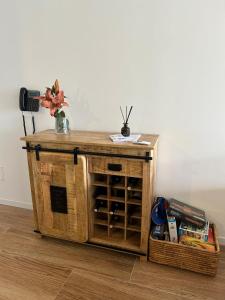 a wooden cabinet with a wine rack in a room at Apartamento a estrenar en MANSA INN!! in Punta del Este