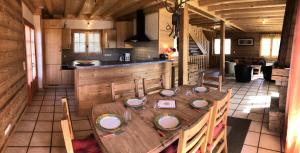 Chalet Granier - Chalets pour 6 Personnes 34 في سان جيرفيه ليه بان: غرفة طعام مع طاولة خشبية في مطبخ