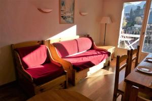 ein Wohnzimmer mit 2 Stühlen mit roten Kissen in der Unterkunft Résidence Le Grand Panorama - 2 Pièces pour 6 Personnes 52 in Saint-Gervais-les-Bains