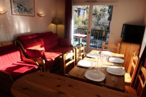 salon ze stołem i kanapą w obiekcie Résidence Le Grand Panorama - 3 Pièces pour 6 Personnes 56 w mieście Saint-Gervais-les-Bains