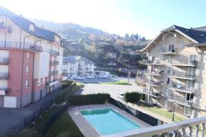 uma vista a partir da varanda de um edifício de apartamentos com uma piscina em Résidence Le Grand Panorama - 3 Pièces pour 6 Personnes 56 em Saint-Gervais-les-Bains