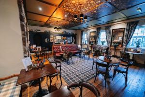 Posezení v ubytování The Bull and Townhouse, Beaumaris- The Inn Collection Group + 37 fotografií
