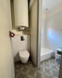 La salle de bains est pourvue de toilettes et d'une baignoire. dans l'établissement Jolie maison de pêcheur en plein centre ville, à Valras-Plage