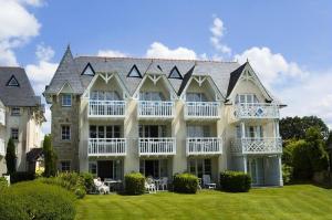 une grande maison avec une grande cour dans l'établissement Le Cap Glénan - maeva Home - 2 Pièces 5 Personnes Confort MAE-5648, à Bénodet