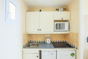 Kuchyň nebo kuchyňský kout v ubytování Les Appartements aux Restanques du Golfe de St Tropez - maeva Home - Appartem 07