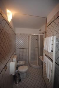 Koupelna v ubytování Hotel Sole + 37 fotografií