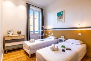 pokój hotelowy z 2 łóżkami i oknem w obiekcie Promo Easy Clés- Flat city center with Parking w Biarritz