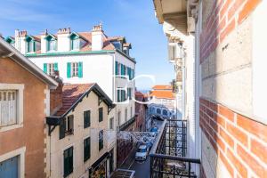 balkon z widokiem na ulicę miejską w obiekcie Promo Easy Clés- Flat city center with Parking w Biarritz