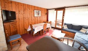 a living room with a table and a couch at Résidence Les Ecrins - 3 Pièces pour 7 Personnes 934 in Aime-La Plagne