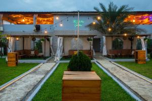 une maison avec un arbre de Noël dans la cour dans l'établissement The Shelter Abidjan, à Abidjan