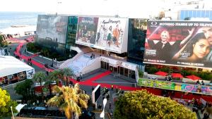 - une vue sur une ville animée avec des panneaux d'affichage dans l'établissement Ô Paladium Two Bedroom Cannes, à Cannes