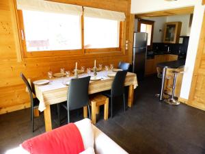 comedor con mesa con sillas y nevera en Chalet Champelet - Chalets pour 8 Personnes 33 en Les Contamines-Montjoie