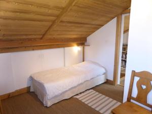 a bedroom with a bed and a wooden ceiling at Chalet Champelet - Chalets pour 8 Personnes 33 in Les Contamines-Montjoie