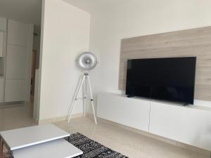The First One في روغوزنيكا: غرفة معيشة بيضاء مع تلفزيون ومروحة