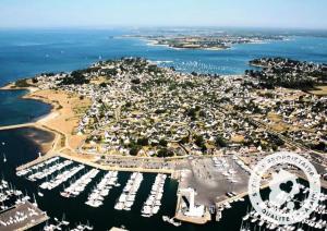 an aerial view of a city with a marina at Résidence Mané Vihan proche de la plage - maeva Home - Appartement 2 Pièces 4 Personnes Budget MAE-7335 in Arzon