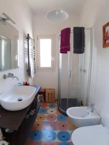 y baño con lavabo, aseo y ducha. en Al Gelso Bianco appartamento, en Castrignano del Capo