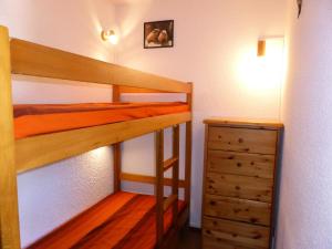a bedroom with two bunk beds and a dresser at Résidence Rochasset - 3 Pièces pour 6 Personnes 45 in Les Contamines-Montjoie
