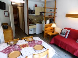 ein Wohnzimmer mit einem Esstisch und einer Küche in der Unterkunft Résidence Le Brulaz - Studio pour 5 Personnes 47 in Les Contamines-Montjoie