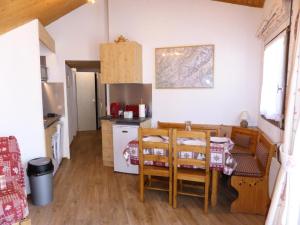 cocina con mesa y sillas en una habitación en Résidence Combettes - 2 Pièces pour 5 Personnes 52, en Les Contamines-Montjoie