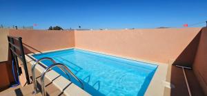 The swimming pool at or close to Homes of Spain, Apartamentos Paraíso, Ed Tahiti, Atico A a pie de Playa, piscina privada en solárium, WI-FI