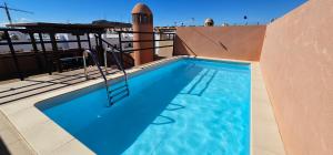 The swimming pool at or close to Homes of Spain, Apartamentos Paraíso, Ed Tahiti, Atico A a pie de Playa, piscina privada en solárium, WI-FI