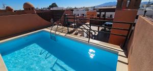 The swimming pool at or close to Homes of Spain, Apartamentos Paraíso, Ed Tahiti, Atico A a pie de Playa, piscina privada en solárium, WI-FI