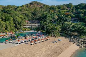 una vista aérea de una playa con sillas y sombrillas en Garrya Tongsai Bay Samui, en Choeng Mon Beach