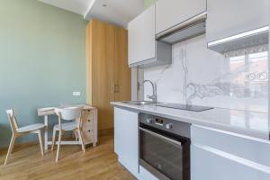 een keuken met een wastafel en een aanrecht bij Hamac Suites - Monplaisir fully equipped studio-2p in Lyon