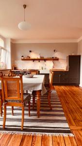 BreeseにあるQuartier Alte Schule Breeseのテーブルとキッチンのあるダイニングルーム